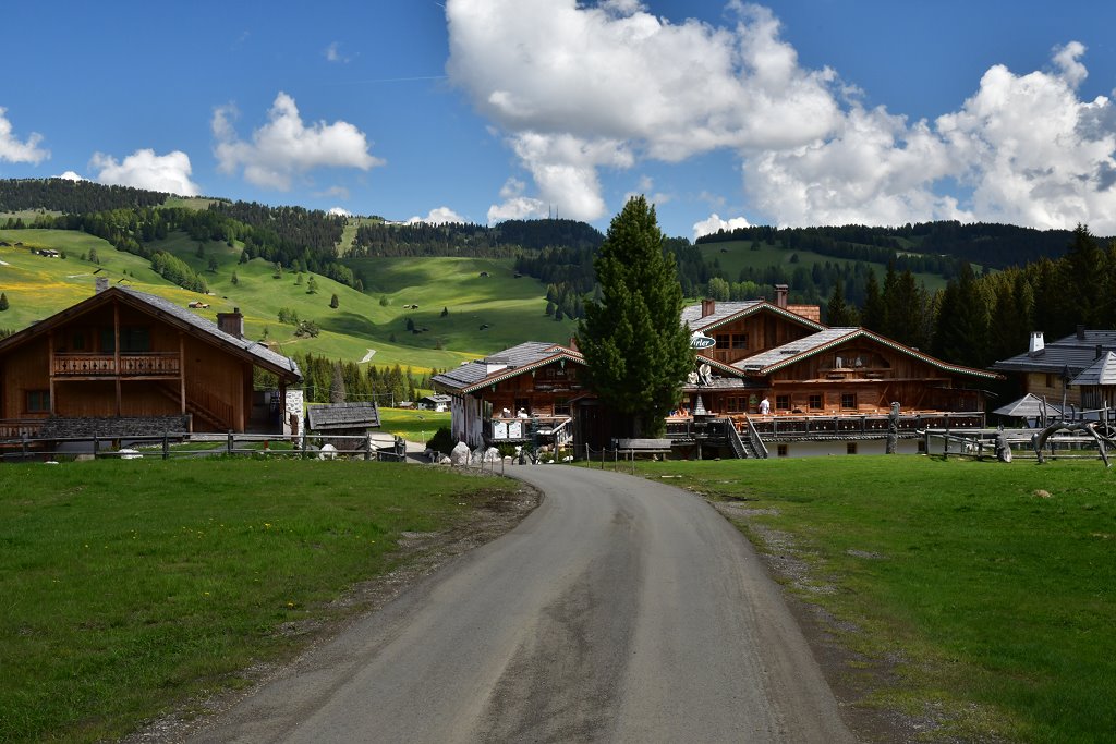 Blick zur Tirler Alm
sie wurde 2009 zur schönsten Almhütte von Südtirol gewählt.

