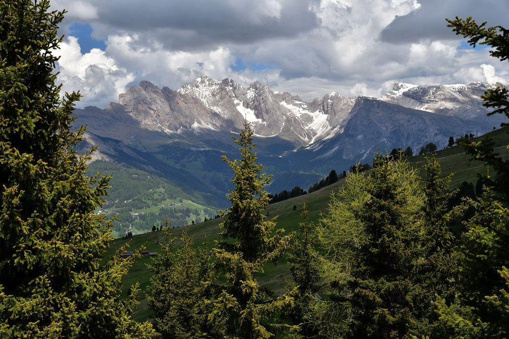 Aussicht auf die Berge hinter Wolkenstein
oberhalb von Wolkenstein ragt der Geisler ( 3025 m ), der Piz Duleda ( 2900 m ) und die Cirgruppe ( 2592 m ) in den Himmel. 
