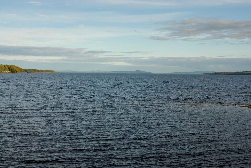 Blick über den See
links auf der kleinen Insel befinden sich Ferienhäuschen die von Urlaubern angemietet werden können.
