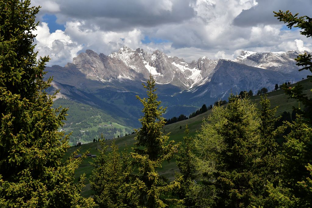 Aussicht auf die Berge hinter Wolkenstein
oberhalb von Wolkenstein ragt der Geisler ( 3025 m ), der Piz Duleda ( 2900 m ) und die Cirgruppe ( 2592 m ) in den Himmel. 

