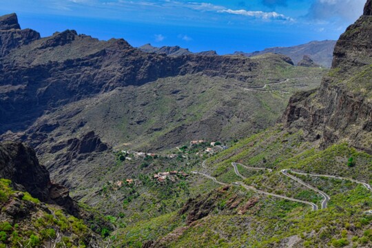 an der Mascaschlucht (3 ) Über eine kurvenreiche Strecke gelangt man hinunter bis an den Rand der Schlucht.