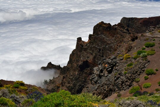 auf dem Roque de Los Muchachos (1) der Roque de Los Muchachos ist mit 2426m der höchste Berg auf la Palma