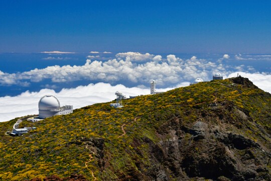 auf dem Roque de Los Muchachos (5) Das Roque de Los Muchachos Observatorium liegt auf einer Höhe von ca. 2350 m . Eine Reihe von Sternwarten wurden hier in Gipfelnähe erbaut.