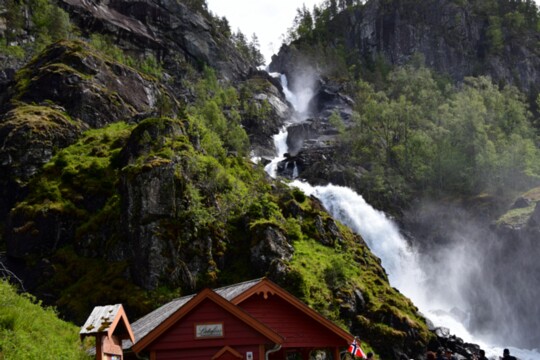 DSC_7335 am Latefossen der Latefossen ist ein Zwillingswasserfall mit einer Gesamtfallhöhe von 165 m. Er liegt im Vestland, etwa 20 Kilometer südlich von Odda.