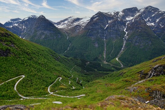 Serpentinen in den Bergen