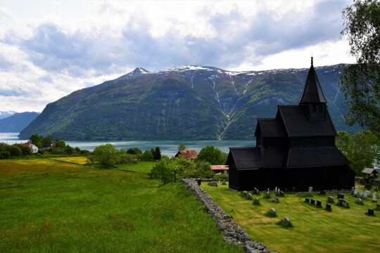 die Urnes Stabkirche Die Urnes Stabkirche am Lustrafjord hat ihren Ursprung im 11. Jahrhundert und ist somit die älteste Kirche in Norwegen.
