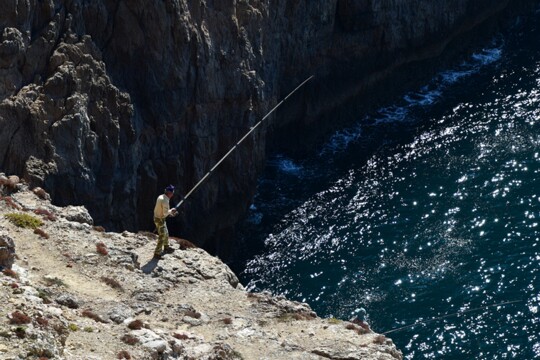 Angler am Cabo de São Vicente Der Angler stand ziemlich nahe am Klippenrand. Man konnte nur hoffen dass da nichts Großes angebissen hat.