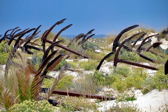 Ankerfriedhof am Barrilstrand Cemitério das Ancoras : ein beeindruckendes Monument aus rostenden Ankern. Sie erinnern an die vergangenen Zeiten des Thunfischfangs an der Algarve.