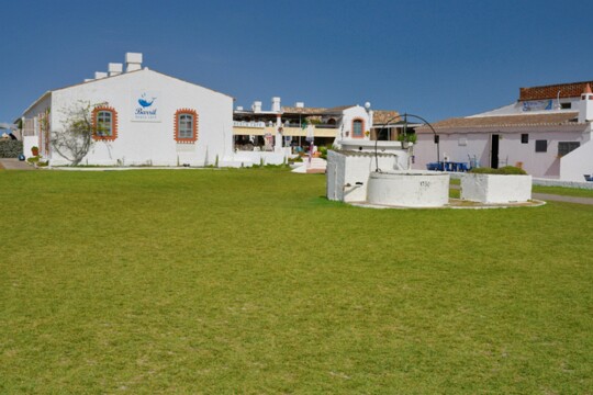 Gebäude am Barillstrand Der Barillstrand liegt auf einer vorgelagerten Insel und ist zu Fuß oder mit einer kleinen Bahn zu erreichen. Es gibt dort keine hohen Hotelbauten. Die flachen...