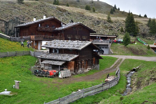 Puflatsch ( 9 ) Die Arnika Hütte auf einer Höhe von 2059 m ist ein beliebtes Ausflugsziel auf dem Puflatsch.