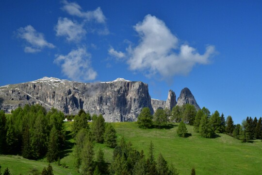 im Schlerngebiet (1) Der Schlern mit seiner Höhe von 2563m gilt als Wahrzeichen Südtirols.